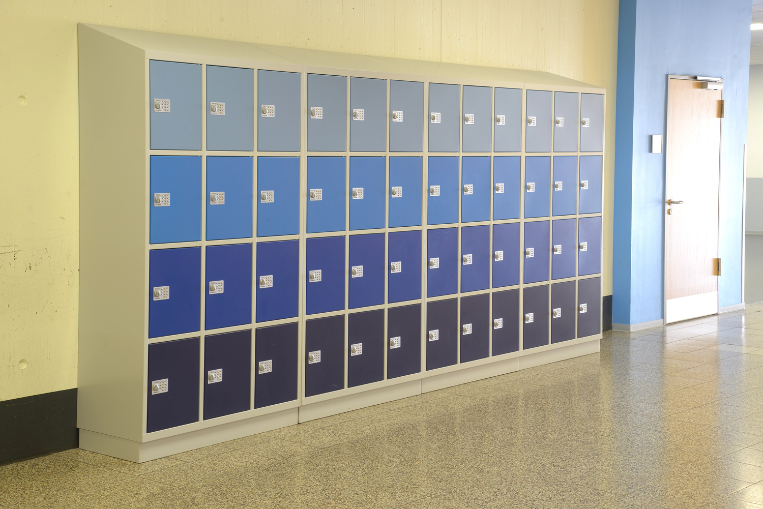 Das Schließfach von astradirect, in der Lüdertalschule in Großenlüder. Fotos von Stefan Laus